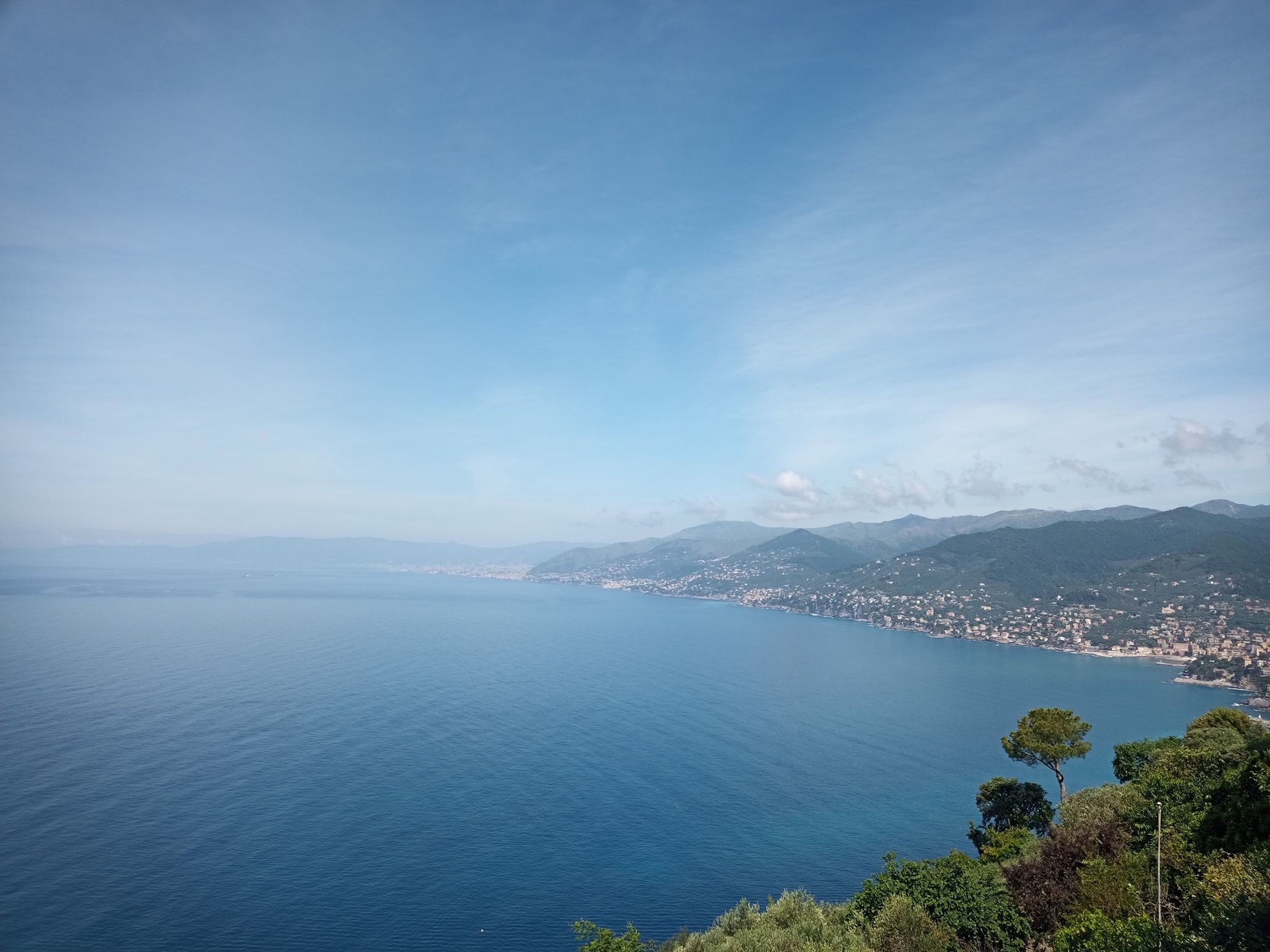 Il mare e la costa ligure visti dall’alto del promontorio di Portofino.