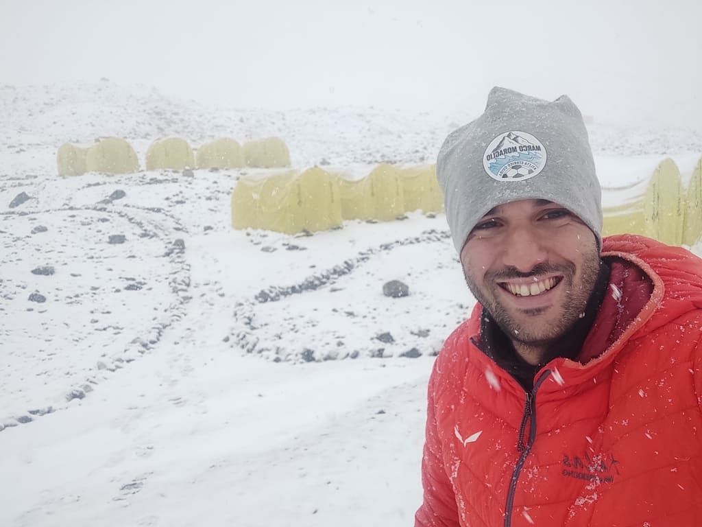 Il Campo 1 del Peak Lenin sotto la neve fresca.