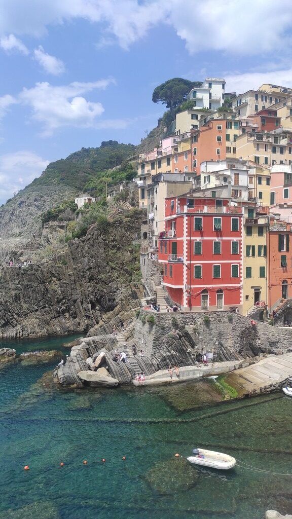 Sentiero a picco sul mare nelle Cinque Terre.