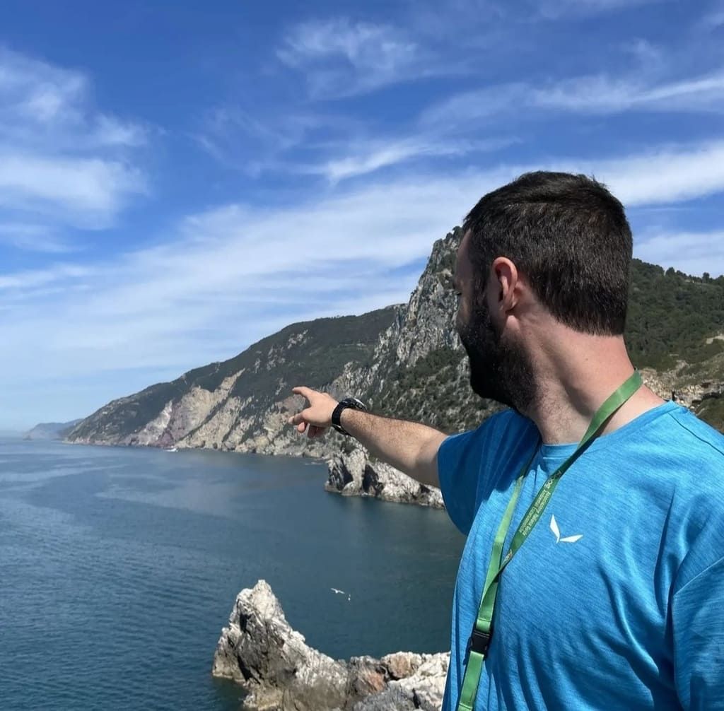 Escursionisti lungo la costa alta.