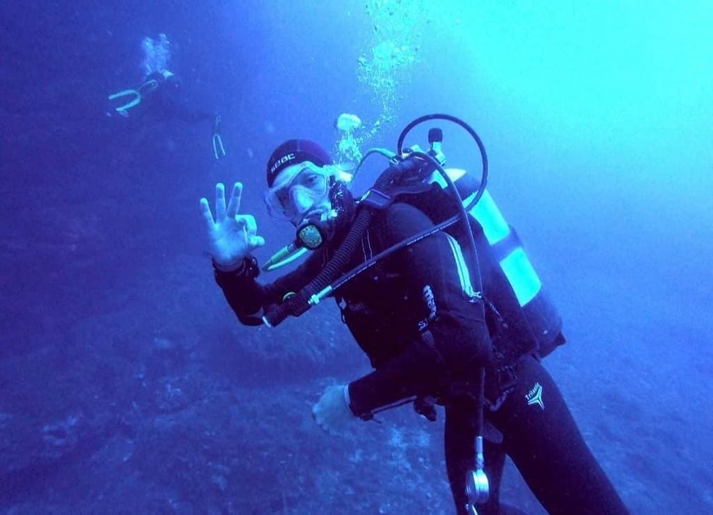 Immersione nel Mediterraneo, luce azzurra dall’alto.