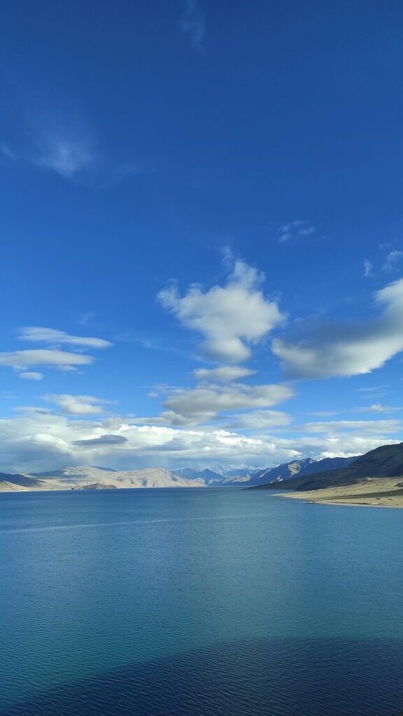 Valle del Ladakh fra le montagne.
