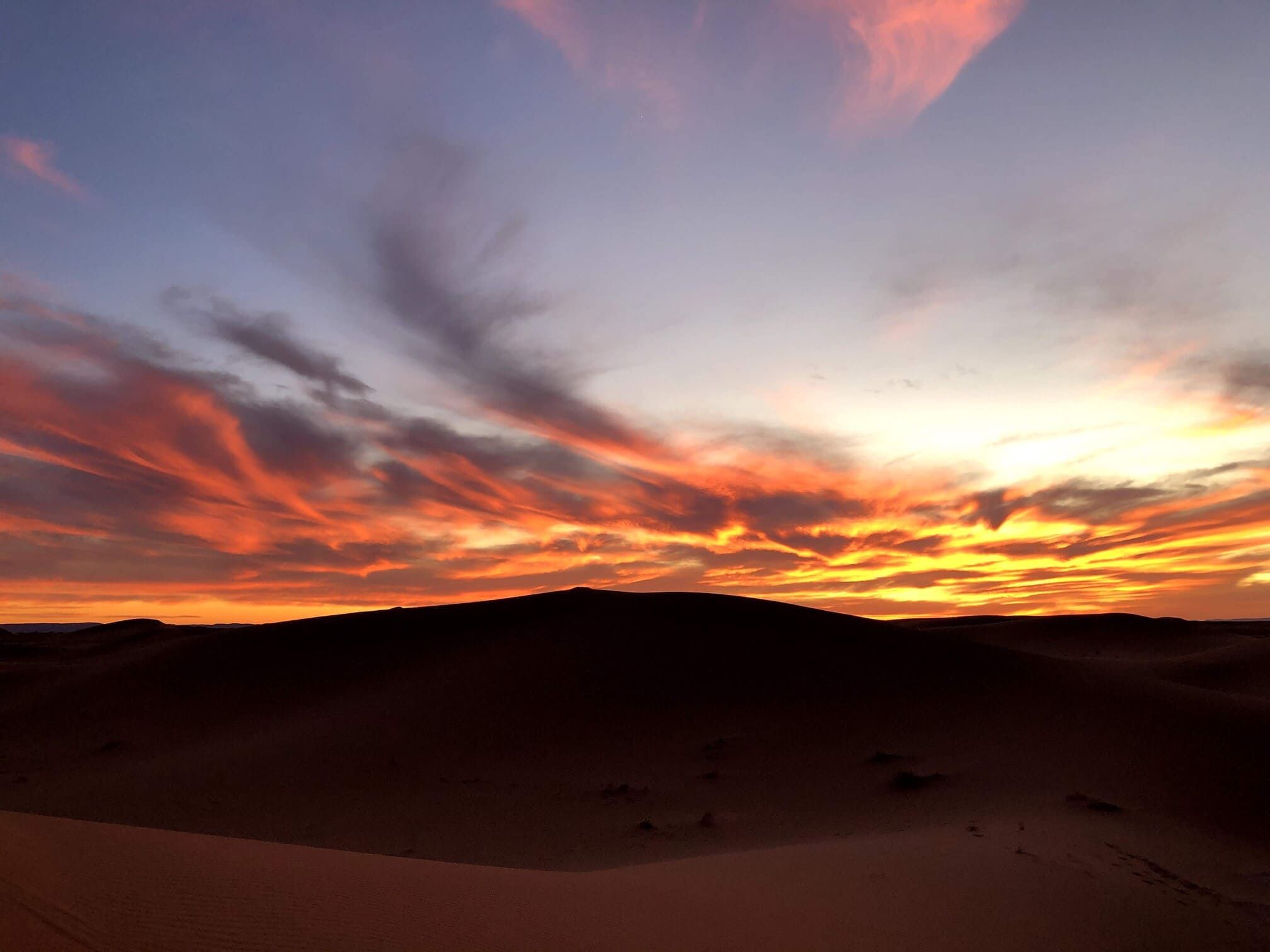 Dune del Sahara al tramonto.